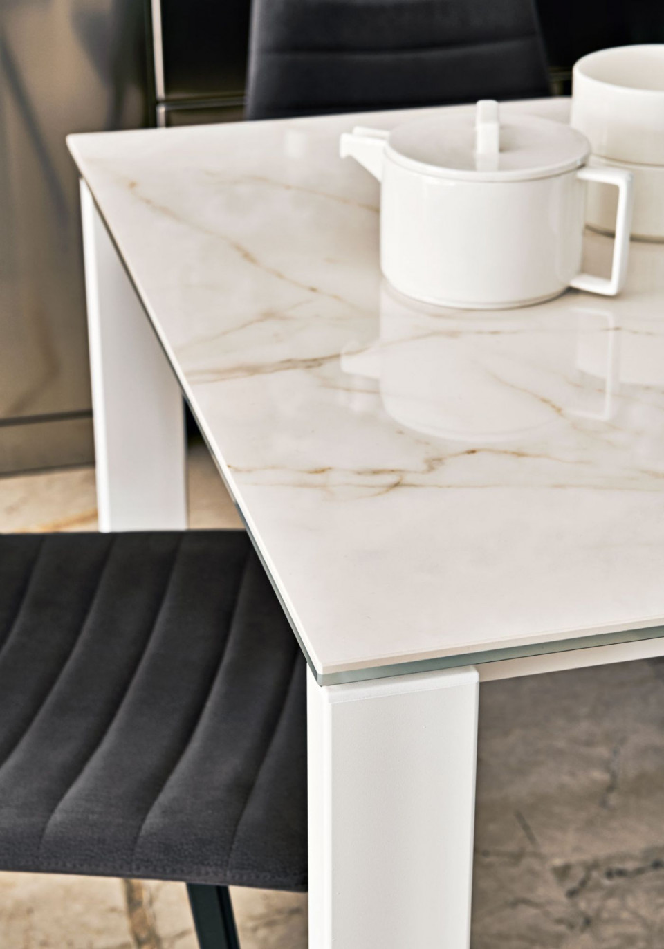 Table Badù extensible avec plateau en cristalcéramique blanque. Rallonges en MDF blanc opaque