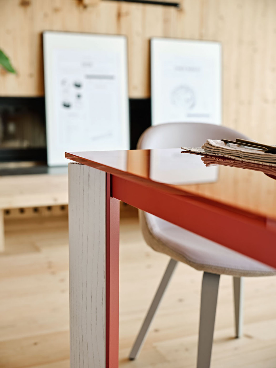 Blade extendable table with red top