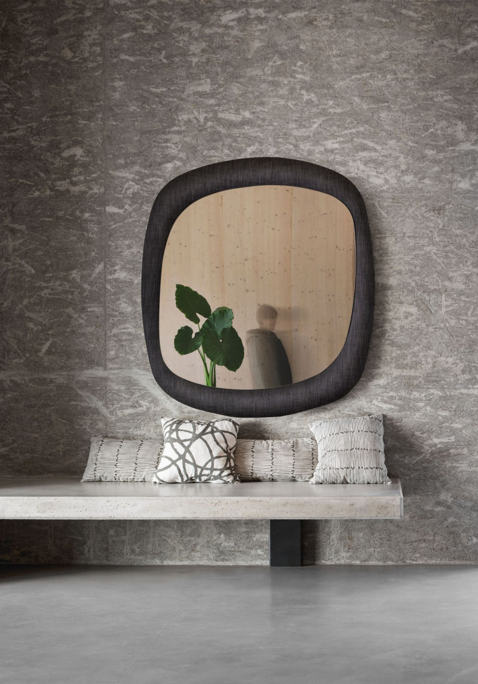 Bold mirror H120 by Midj designed Andrea Lucatelllo