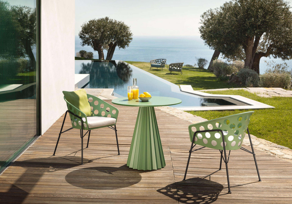 Poltrona outdoor Bolle in metallo verde chiaro, design Paola Navone