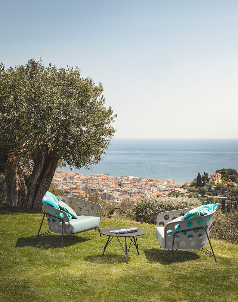 Fauteuil Bolle à l'exterieur en azur clair