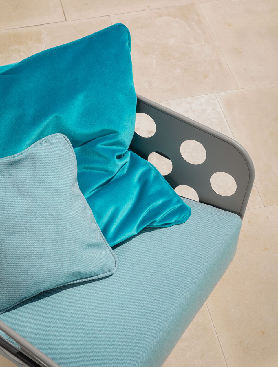 Cuscini in tessuto azzurro collezione Bolle design Paola Navone