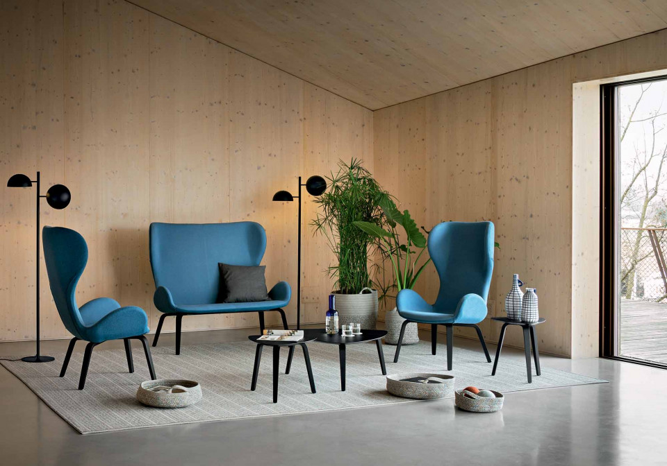 Dalia sofa in blue fabric.