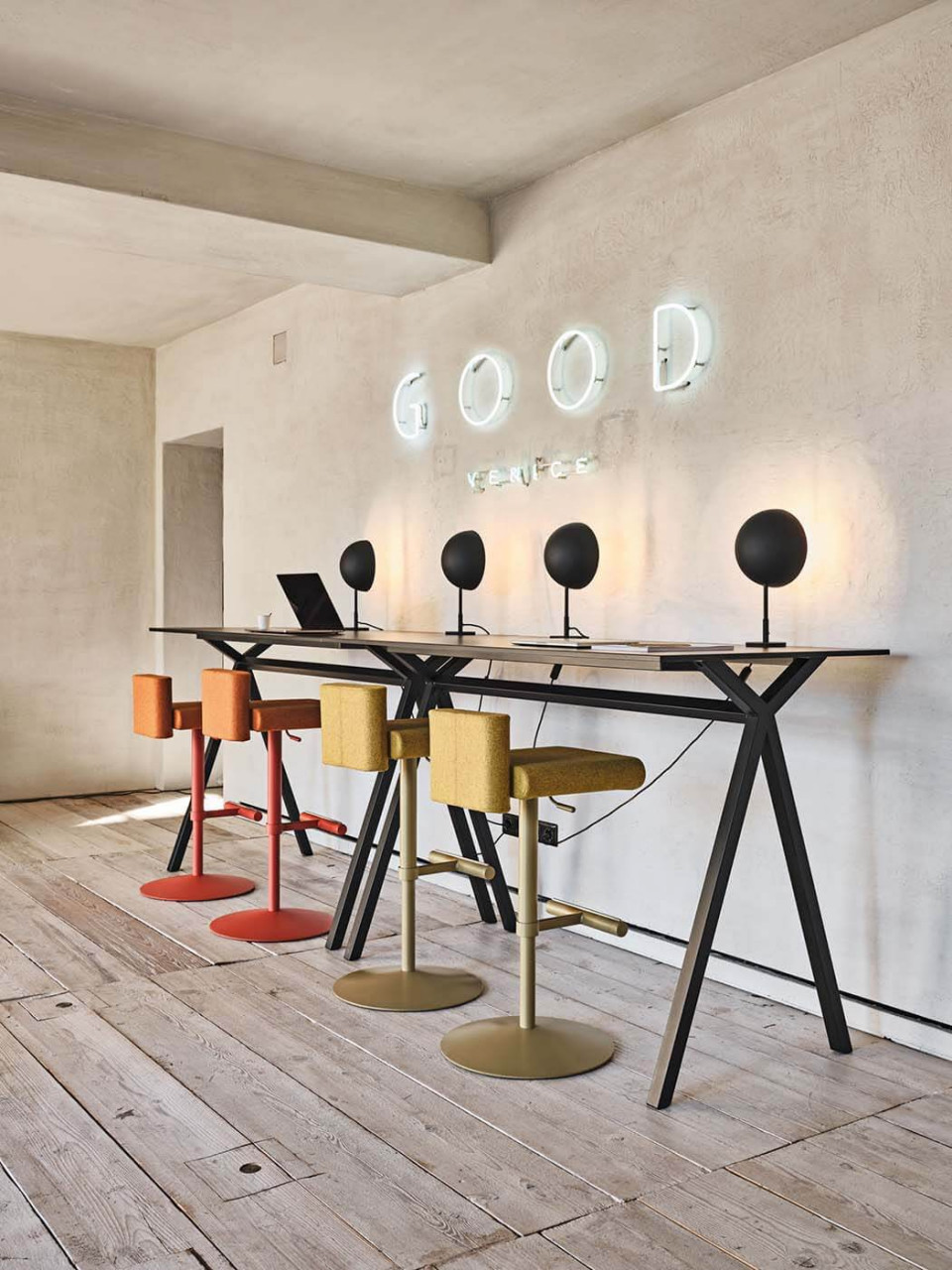 Dama high desk in black lacquered metal