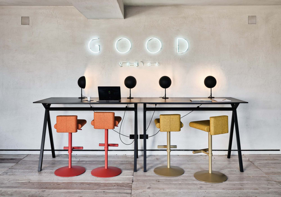 Dama high desk in black lacquered metal