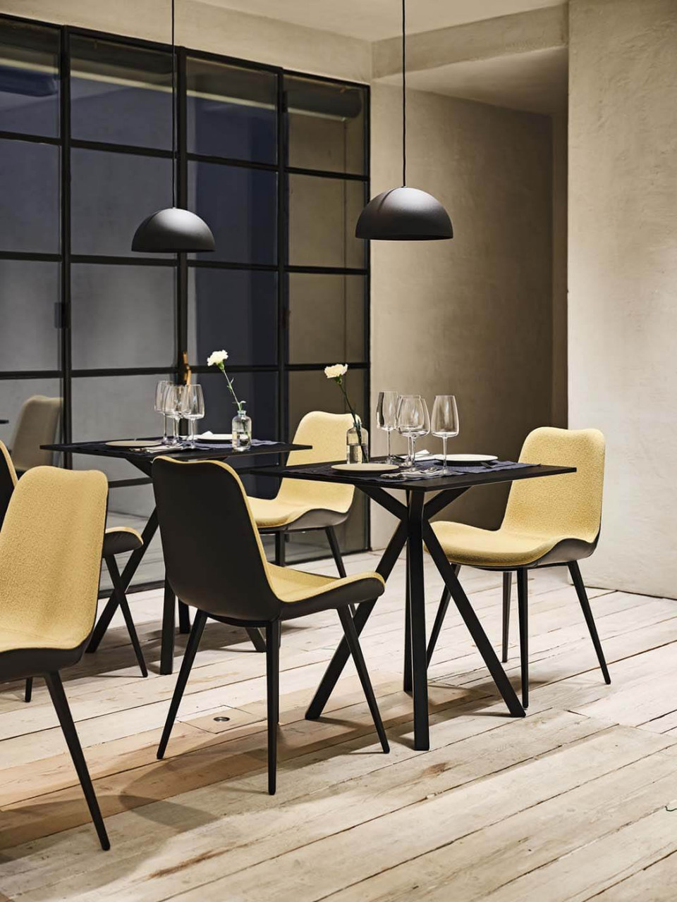 Dama bistrò base in black lacquered steel