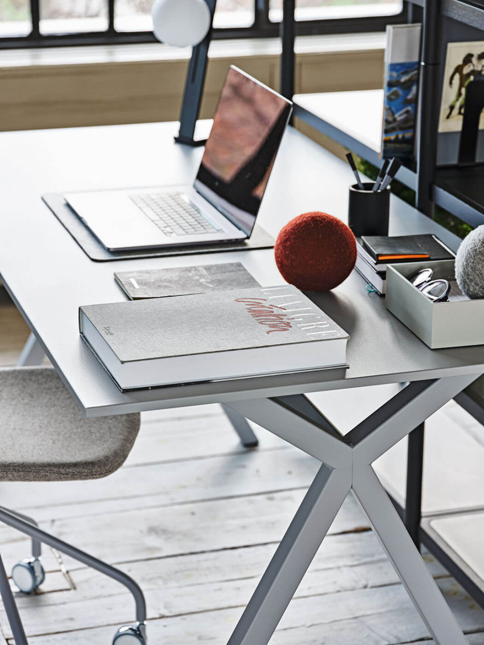 Dama desk in light grey metal