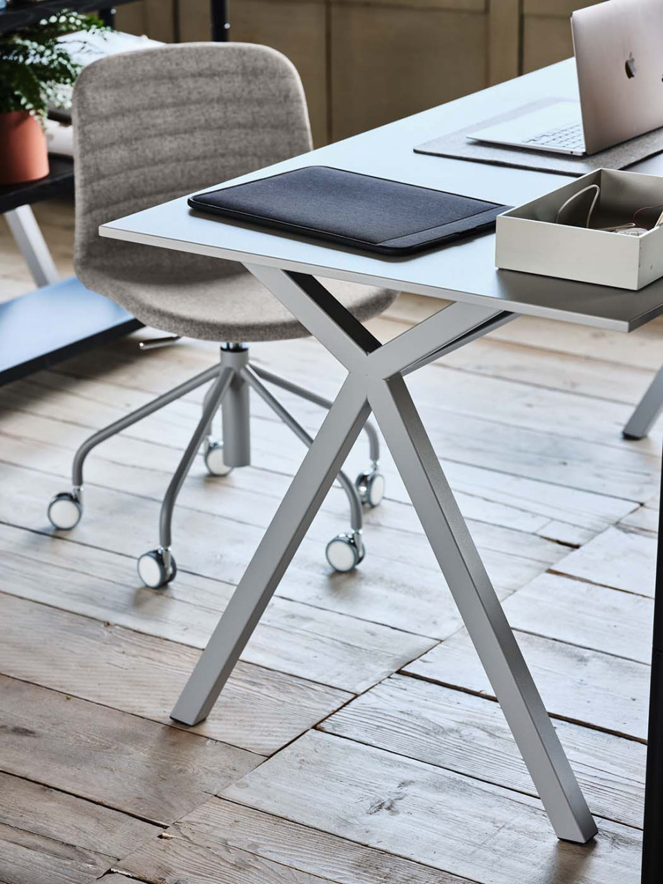 Dama desk in light grey metal