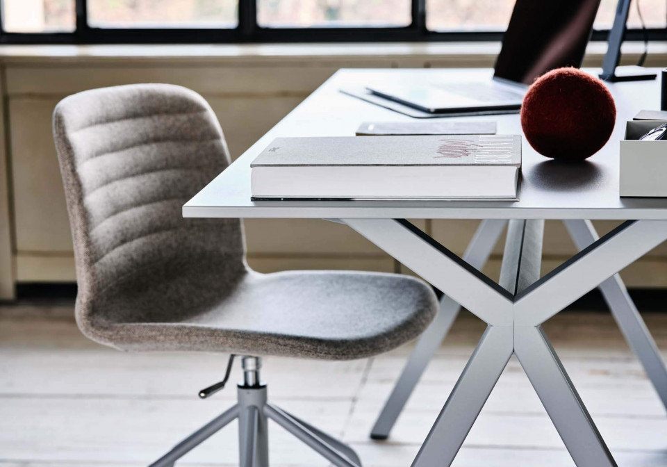 Dama desk in light grey metal