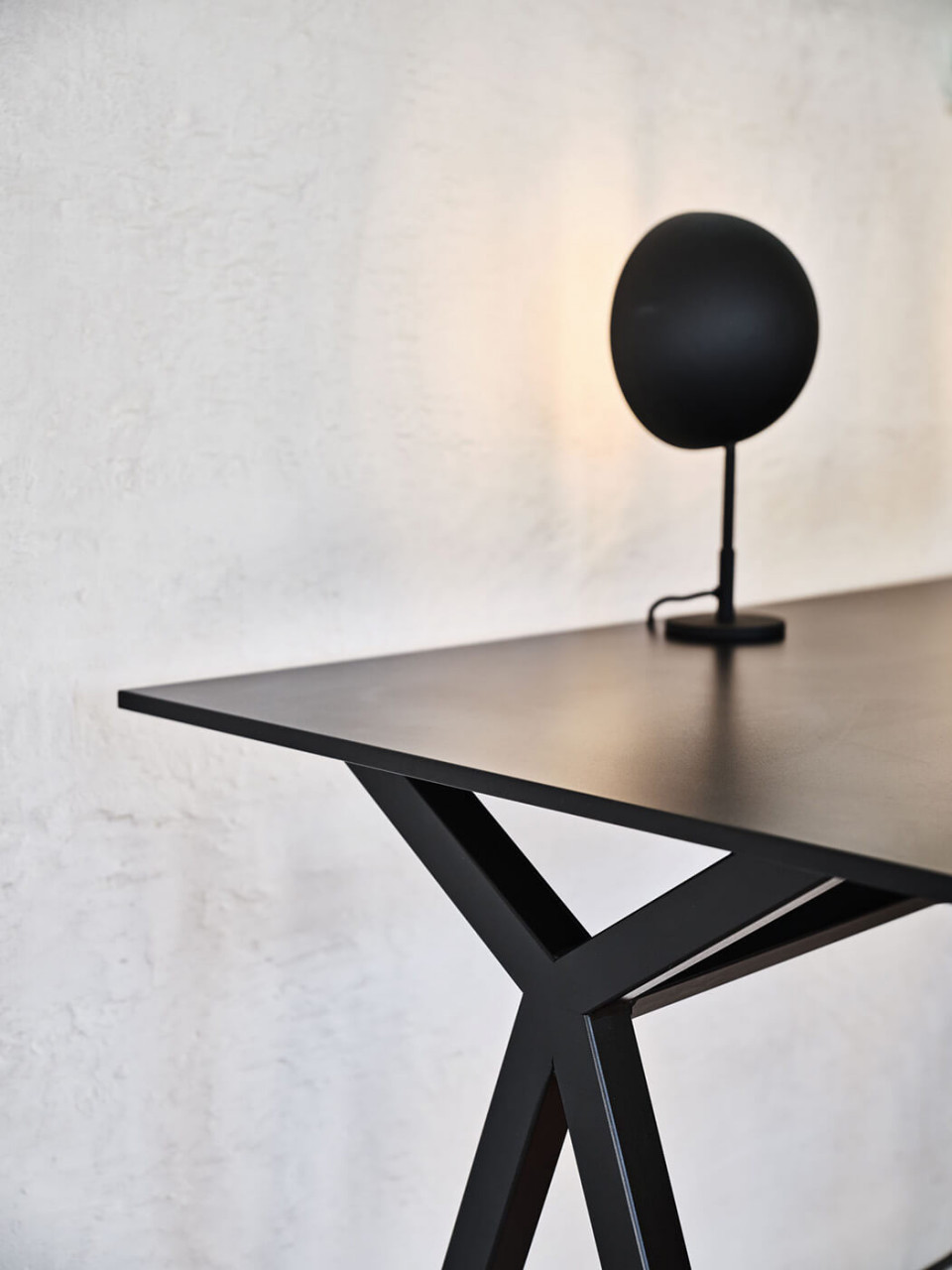 Dama high desk in black lacquered metal