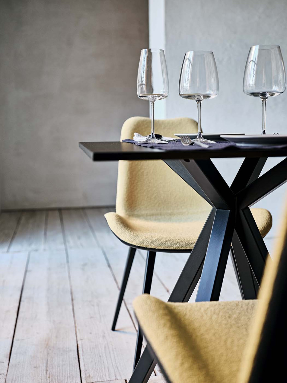 Detail of Dama table in black metal
