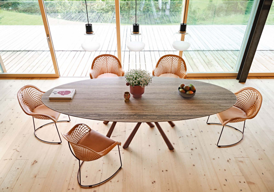 Forest oval table with beige travertino marble