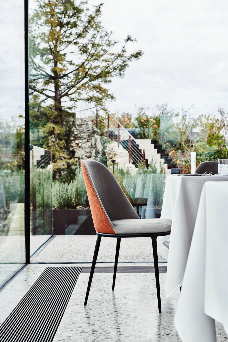 Lea chair with velvet upholstery