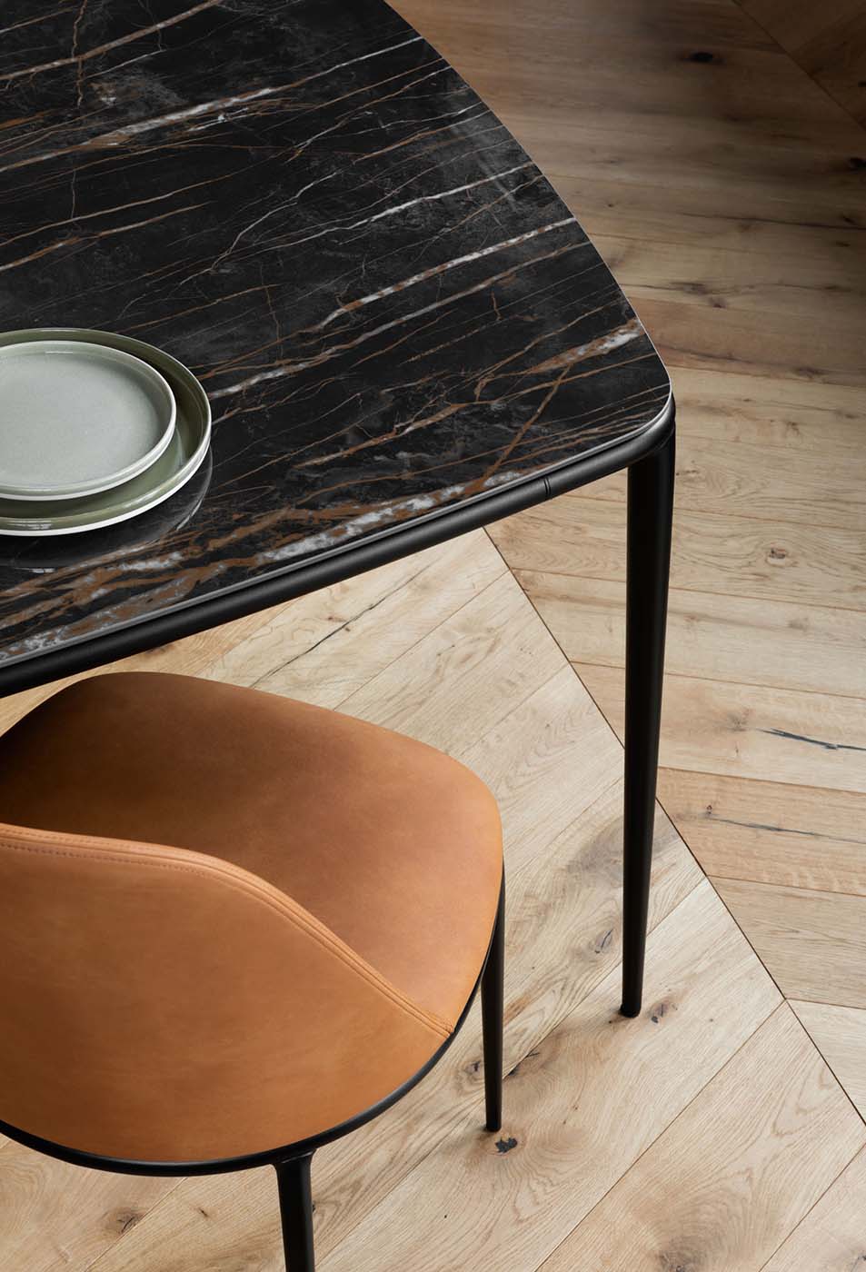 Table Lea aver plateau en ceramic effect marbre noir desir