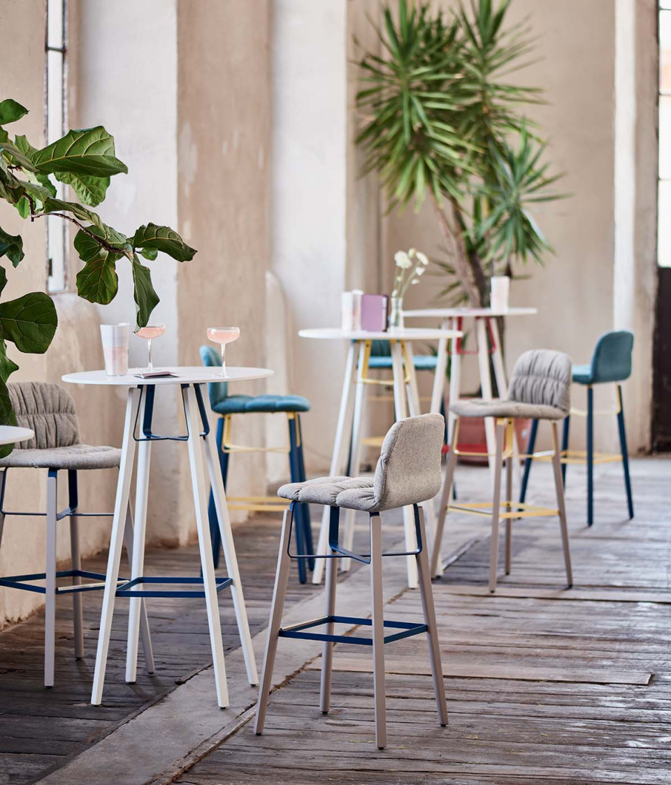 High table mod. Liù with wooden legs and round top