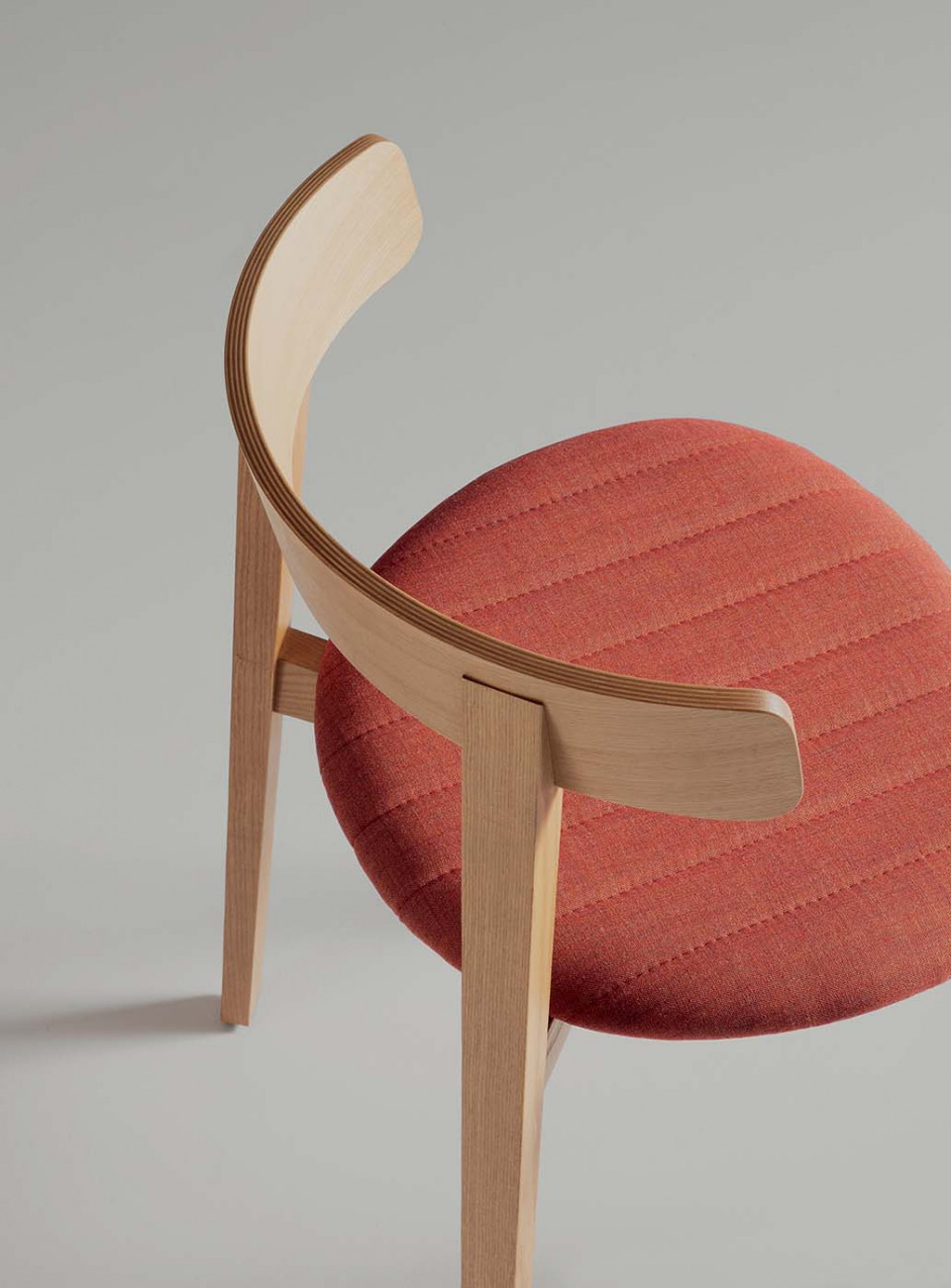 Sedia in legno modello Maya con cuscino arancione