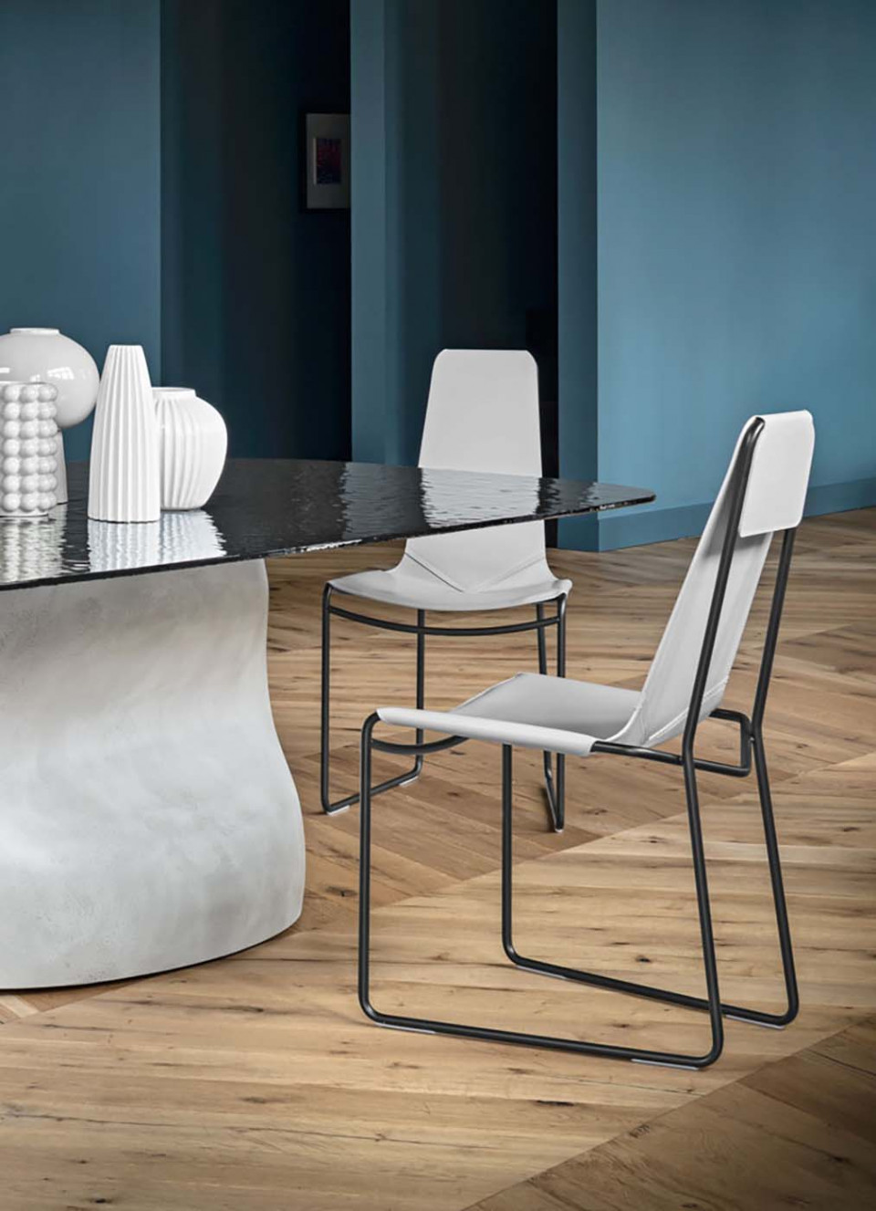 Chaise Mia avet piètement luge en acier noir, assise en cuir gris clair
