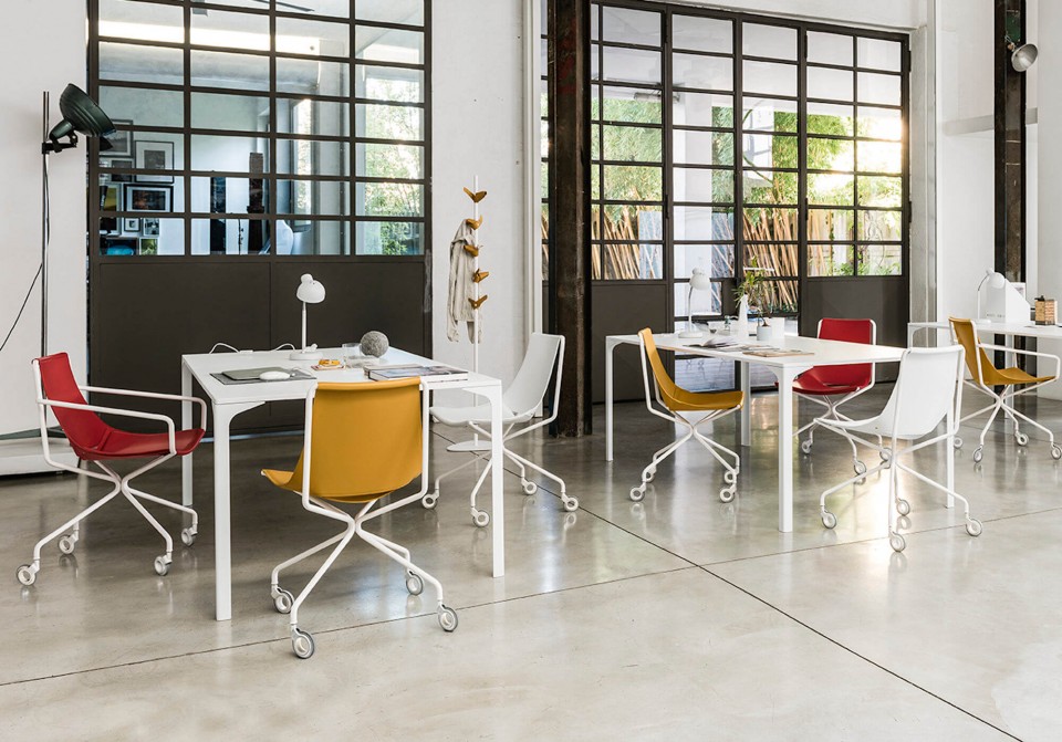 Office chair with wheels and armrests, legs in white metal and seat in red, ocher and white hide