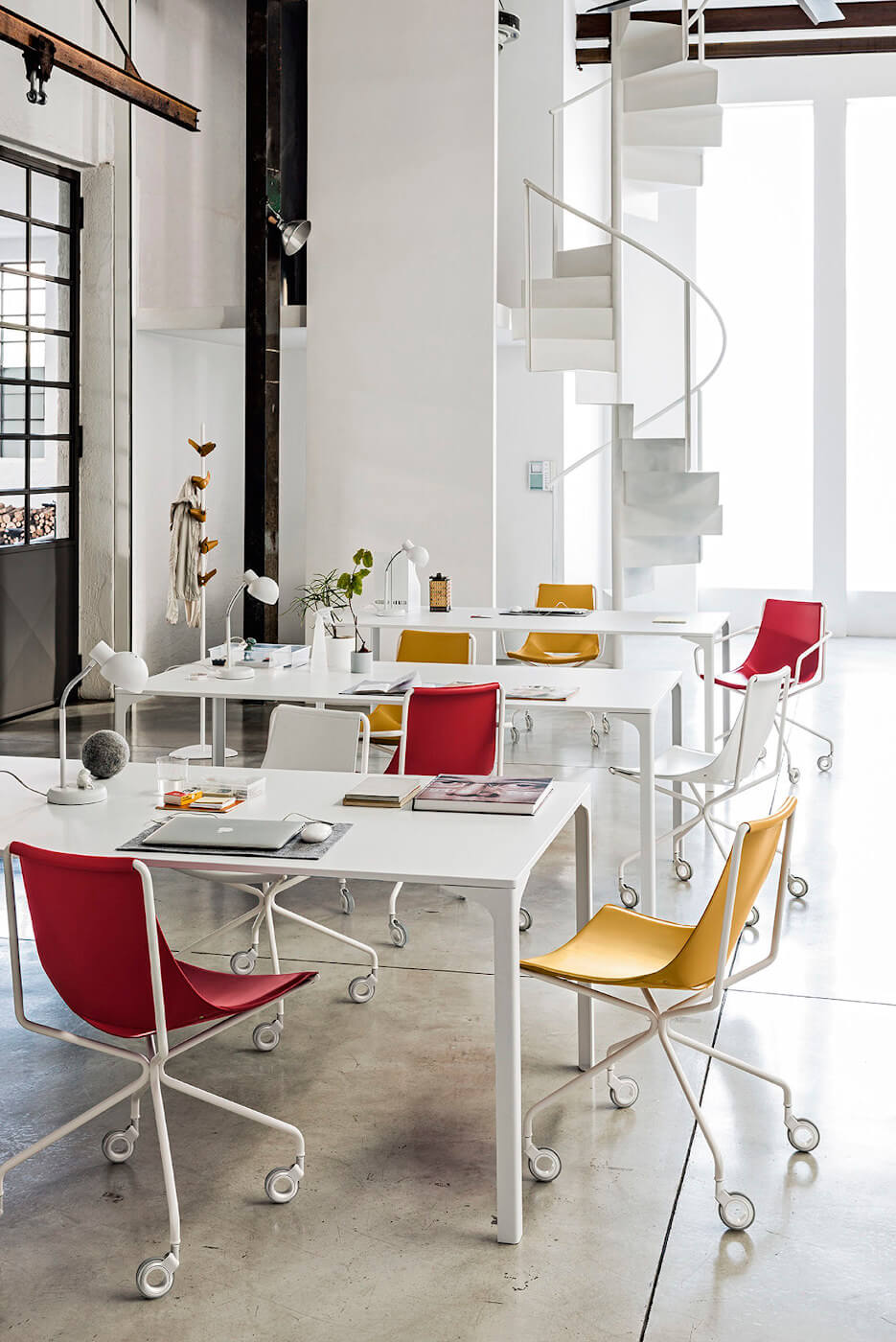 Office chair Apelle with white metal legs and seat in red, white and orange hide