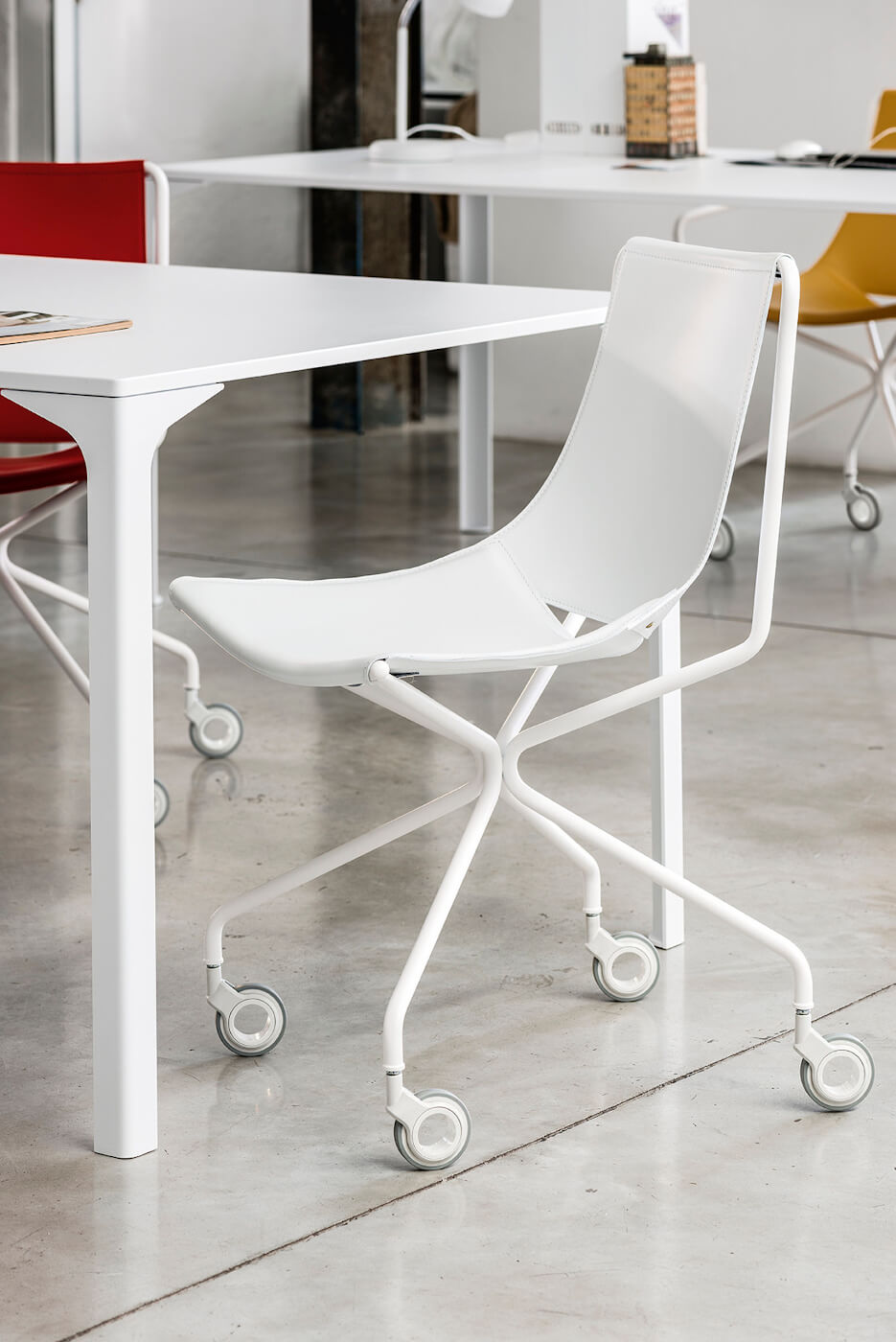 Apelle chaise pivotant à roulettes avec pieds en métal blanc et assise en cuir blanc