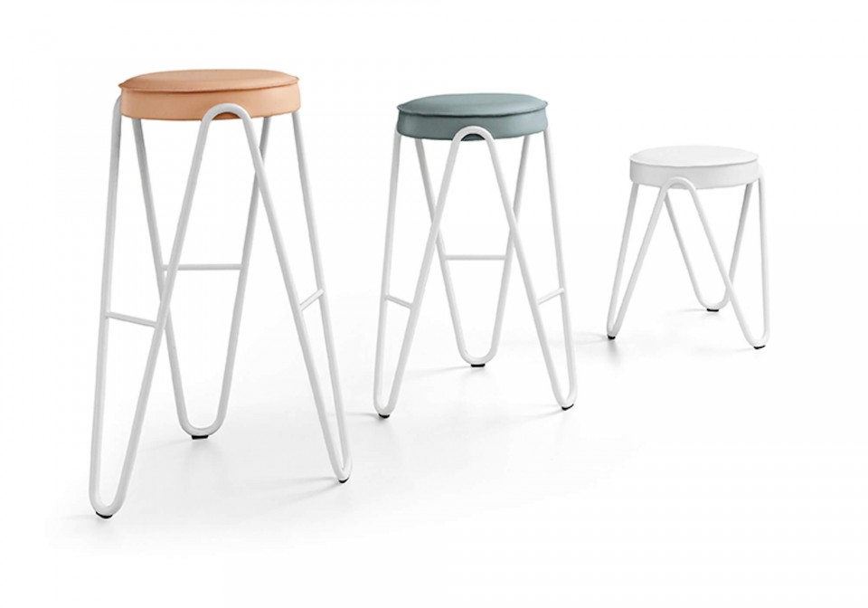 Apelle Jump high stool in white metal with seat in pink, light blue and white hide