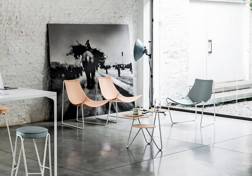Apelle lounge with sled base in white steel and pink hide shell