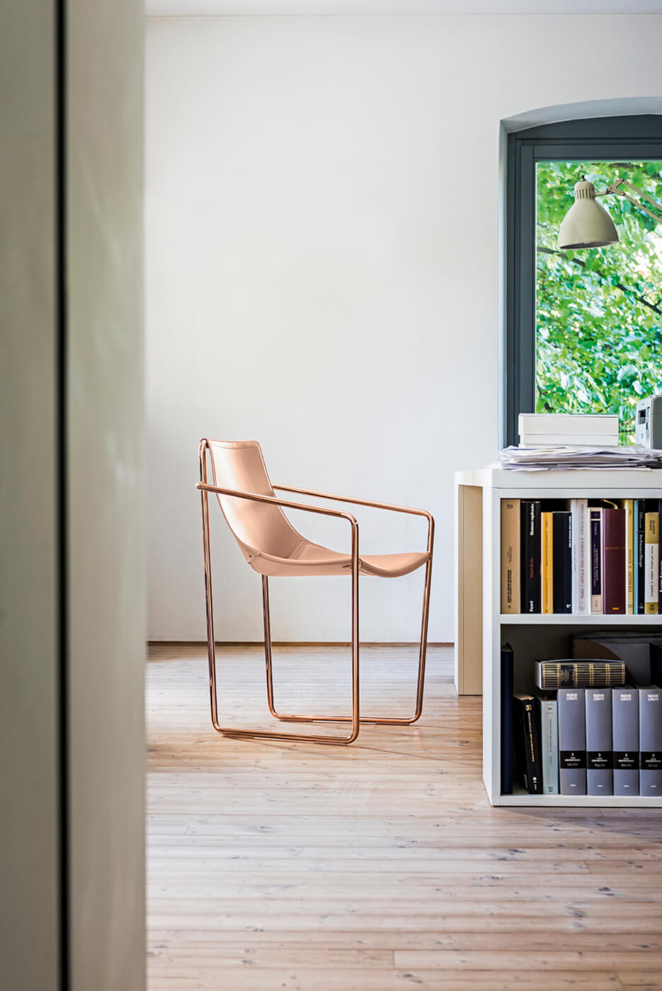 Apelle fauteuil avec assise en cuir rose et pieds en or rose