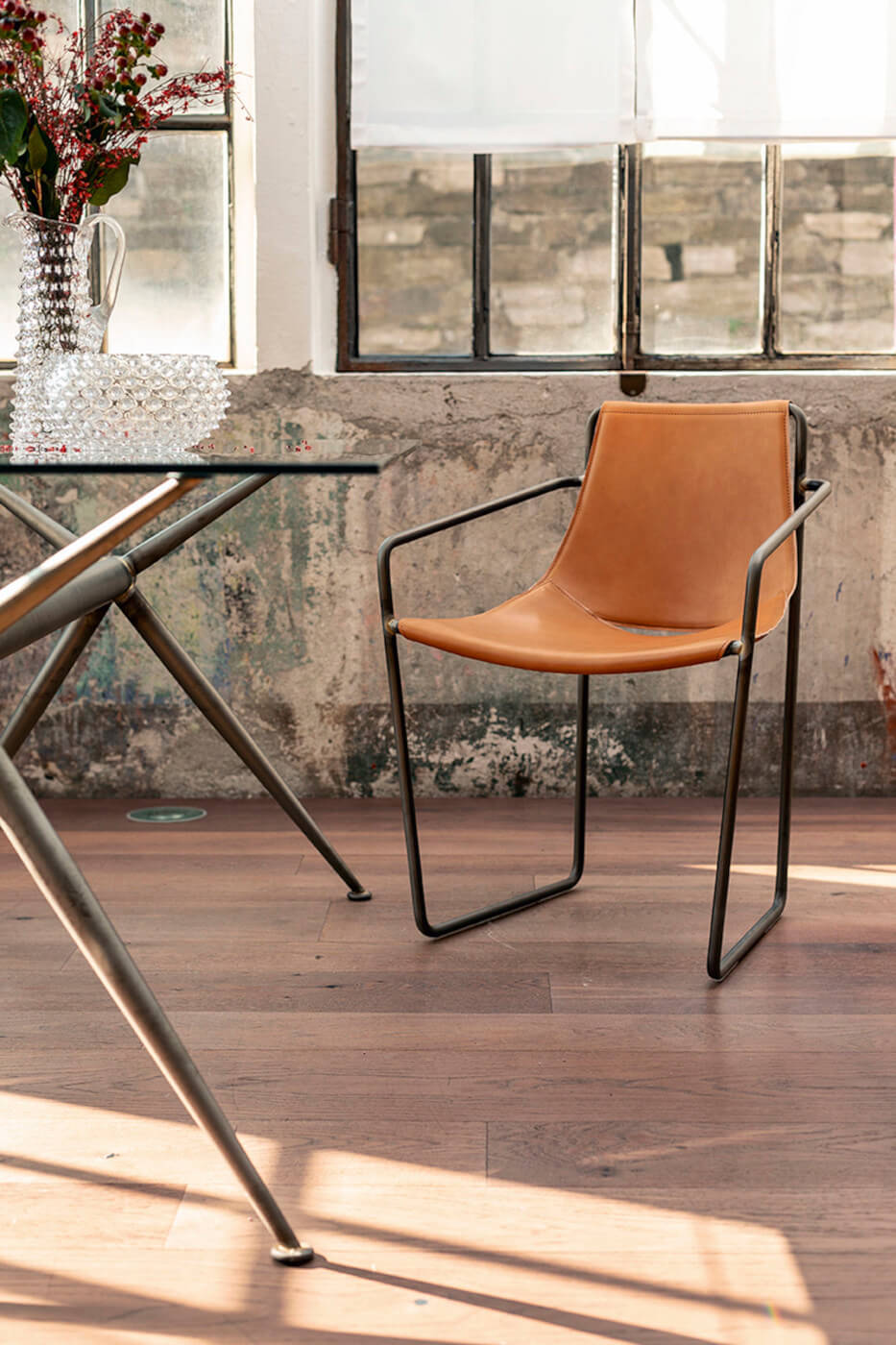 Apelle chair with armrests, seat in ocher hide and legs in brown metal