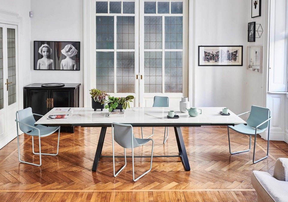 Chaise de table avec accoudoirs, assise en cuir bleu et pieds en métal bleu