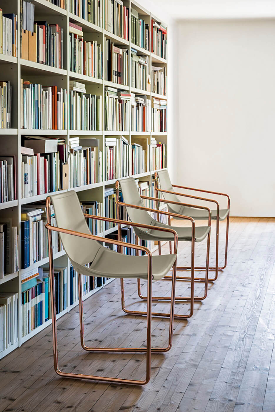 Apelle fauteuil avec assise en cuir gris et pieds en or rose