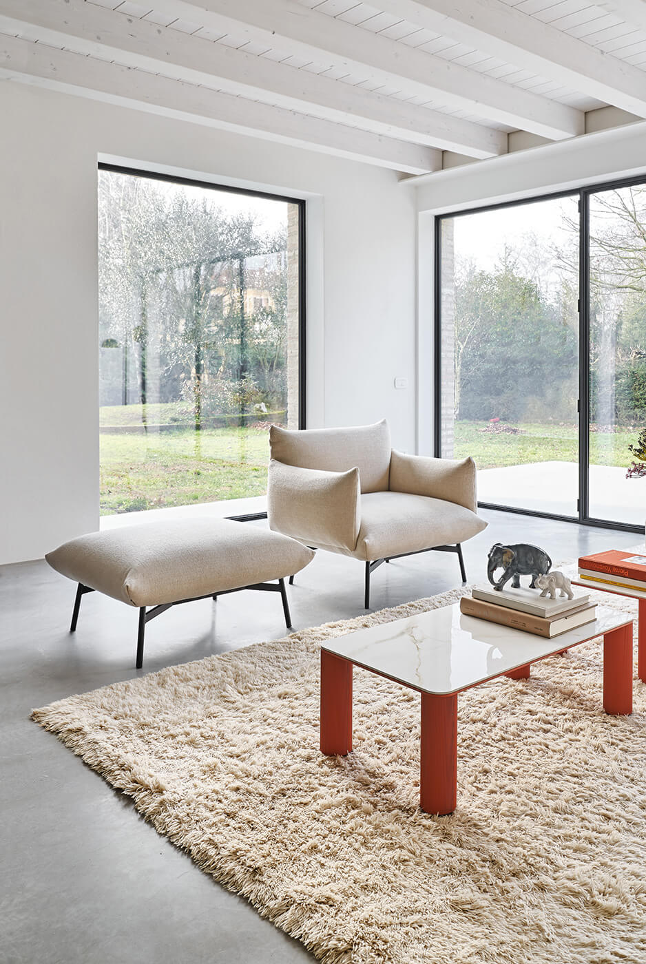 Area pouf with beige fabric
