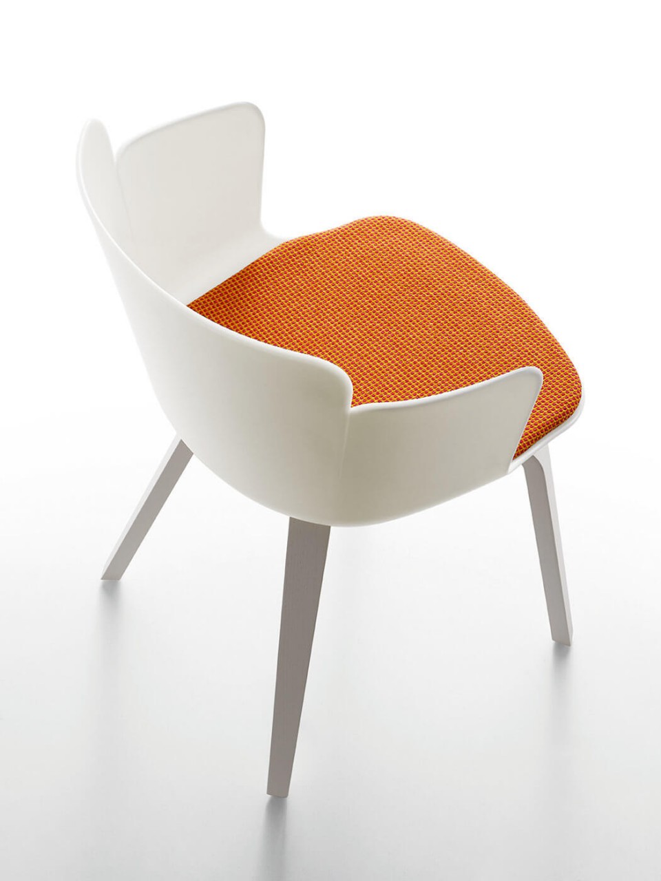 Fauteuil Calla avec structure en bois et assise en polypropylène blanc. Coussin en tissu orange facultatif