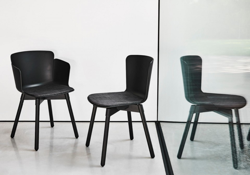 Calla design chair with wooden frame and black polypropylene seat