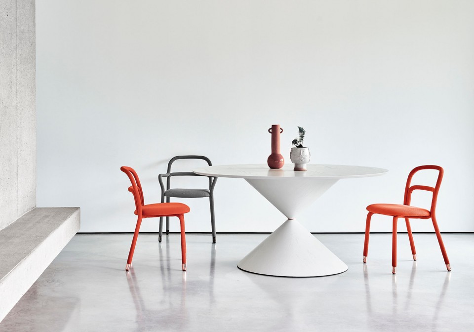 Table ronde Clessidra base en bois blanc avec insert en métal finition or rose