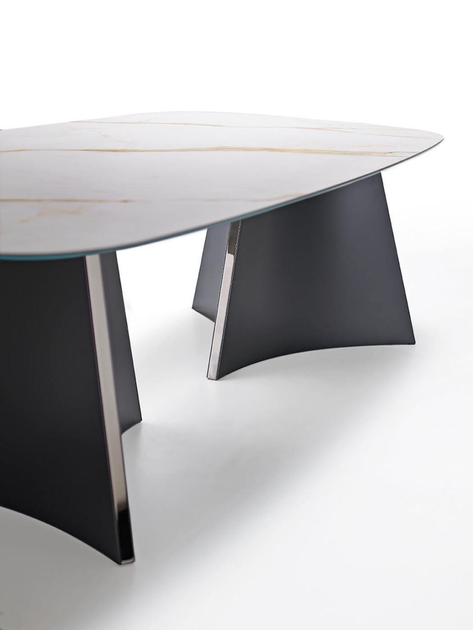 Barrel verison of Concave table with black metal structure et crystalceramic top
