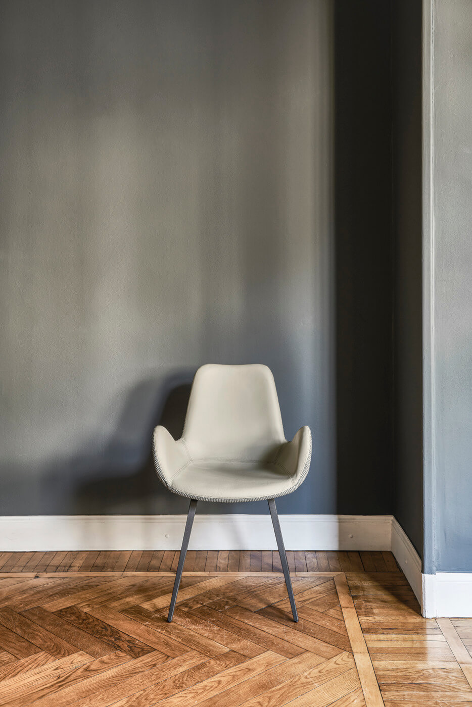 Dalia armchair with steel base and seat in gray fabric