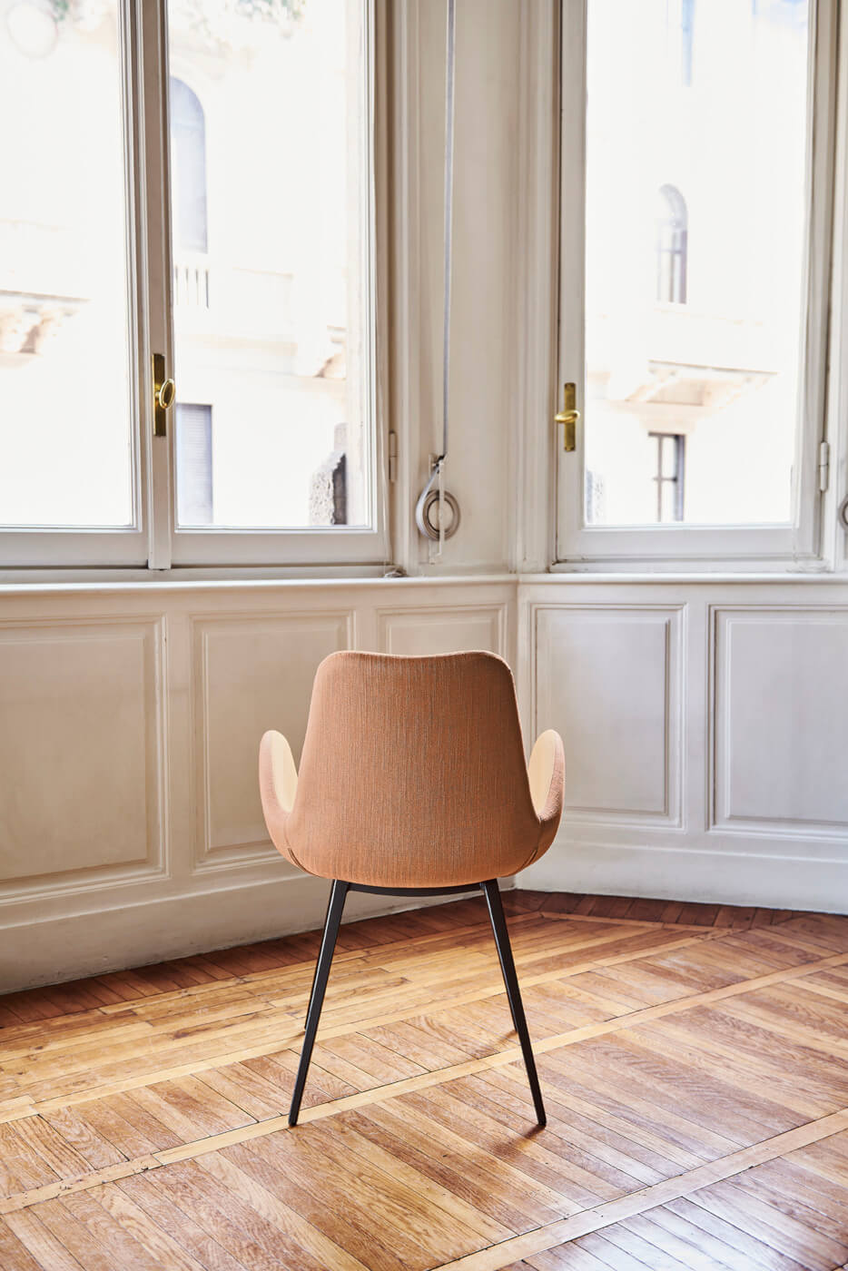 Dalia armchair with steel legs and seat in pink fabric