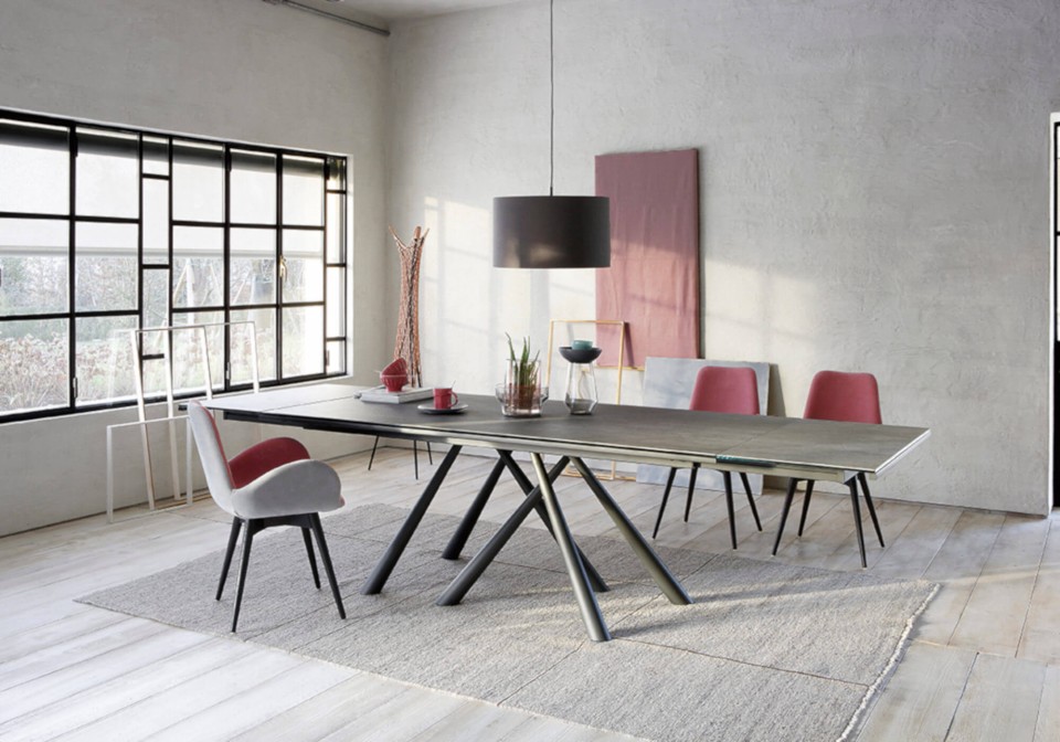 Dalia table chair with armrests with wooden base and cover in leather and pink fabric