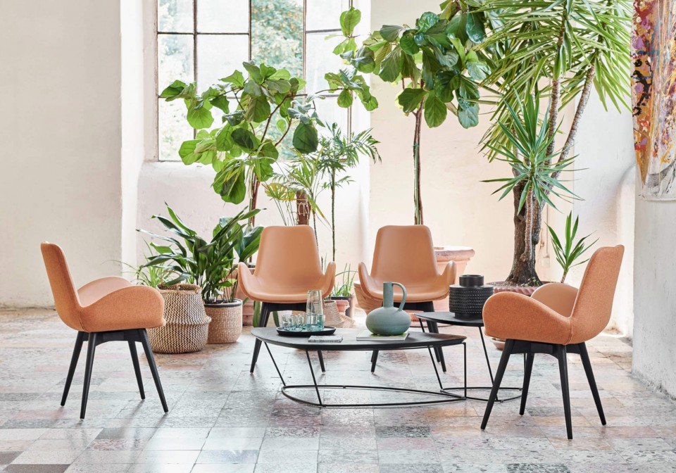 Dalia armchair with seat in pink fabric and covering in pink leather. Wooden base