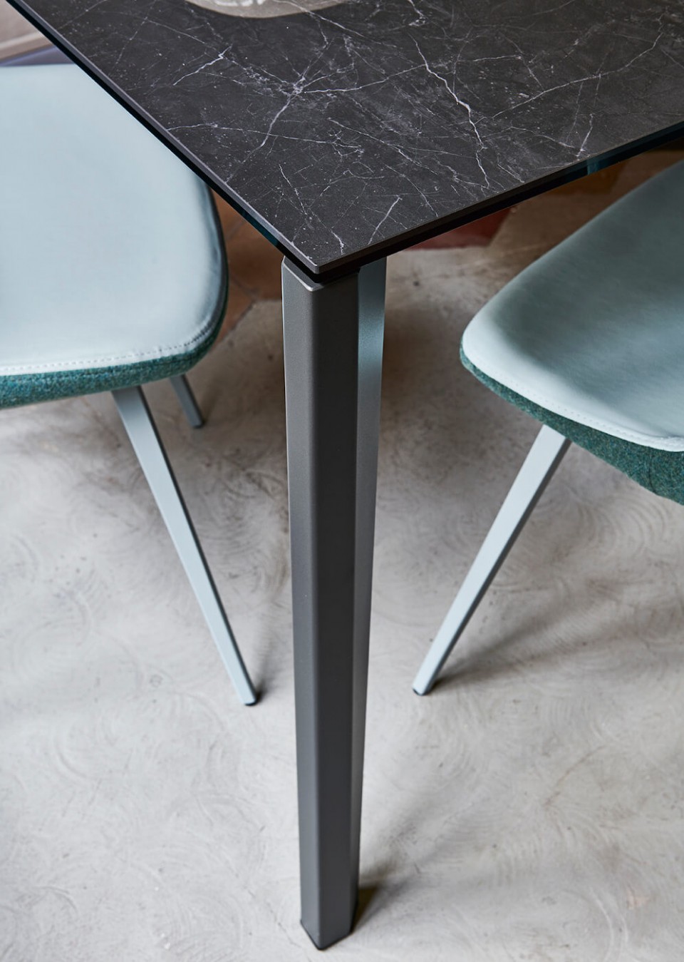 Detail of Diamante table leg and crystalceamic top with black marble effect