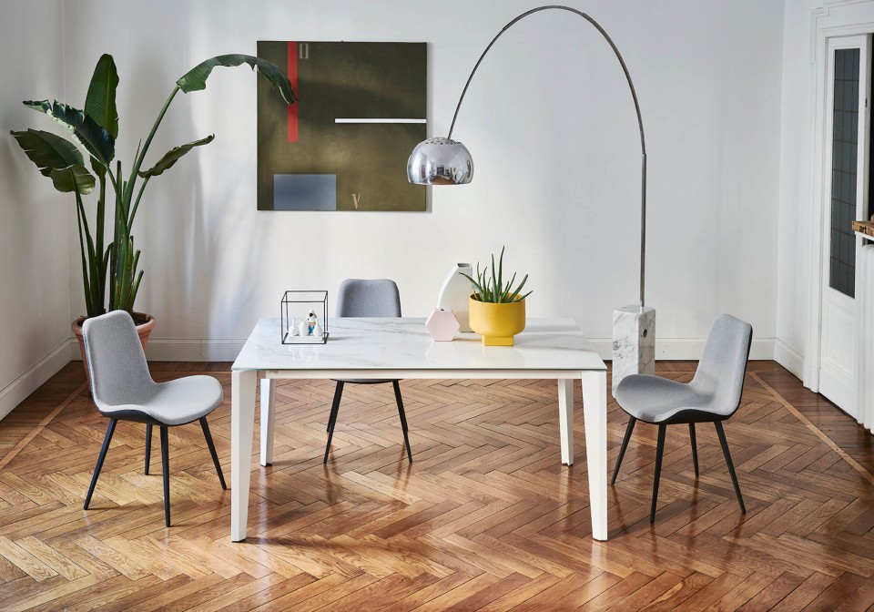 Diamante extendable table with legs in white metal and top in crystalceramic with calacatta marble effect