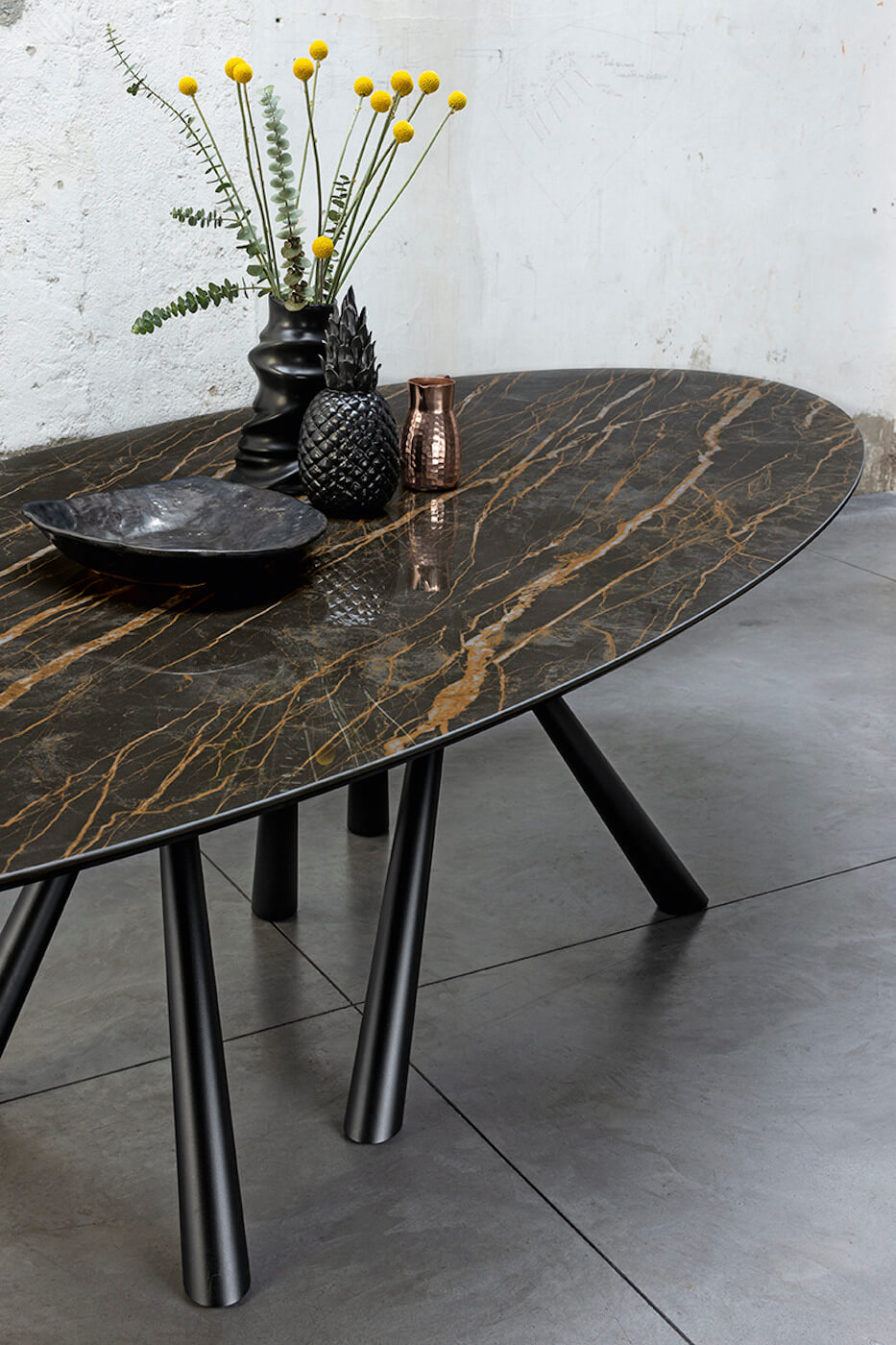 Detail of the oval top in crystalceramic with marble noir desir effect