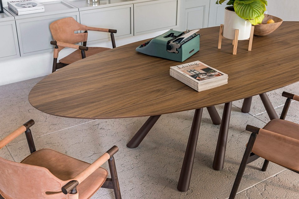 Detail of the oval wooden top in flamed walnut wood veneer