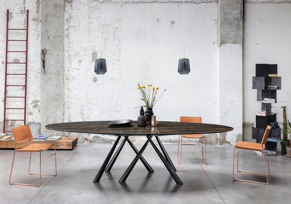 Table ovale Forest avec pieds en métal noir et plateau en cristalcéramque avec effet marbre noir