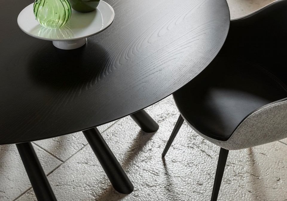 Detail of the black wooden top of the Forest table in the round version