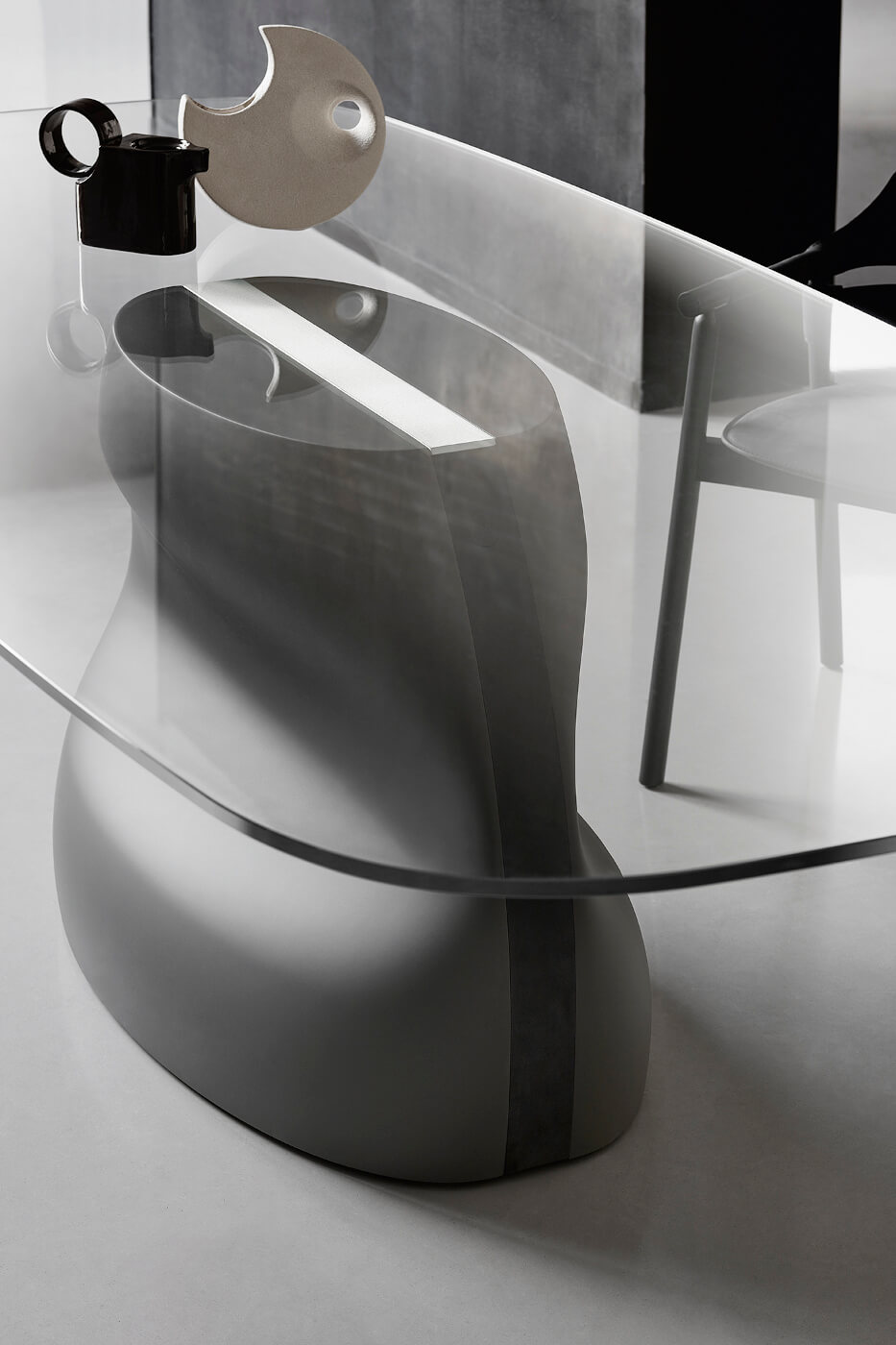 Detail of Gran Sasso table with dark gray baydur base and white metal insert