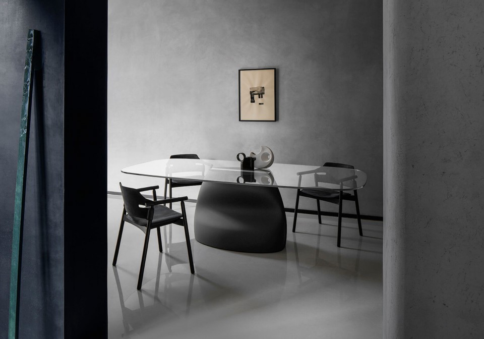 Table Gran Sasso avec piètement en baydur gris foncé et plateau en verre