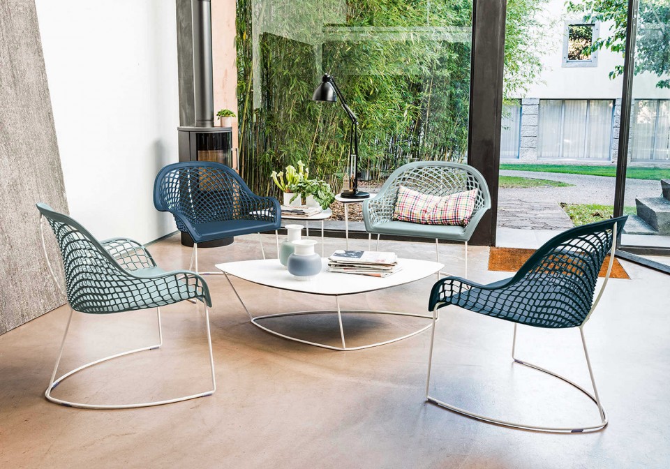 Guapa coffee table with white metal base and white hide top