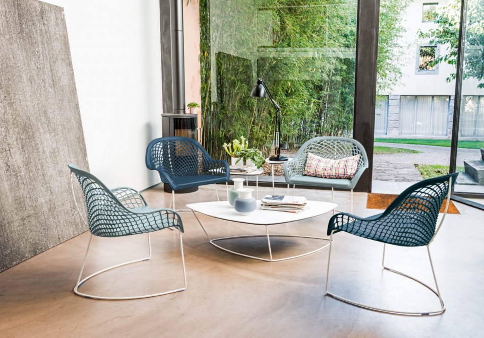 Guapa waiting chair with metal frame and blue and blue hide seat