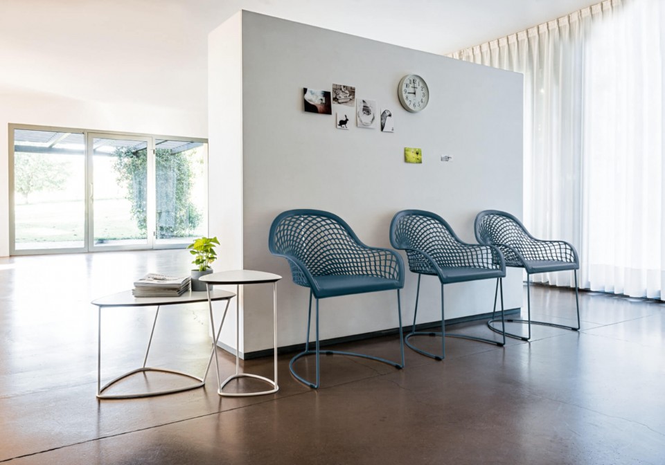 Guapa waiting room armchair with blue metal frame and blue hide seat